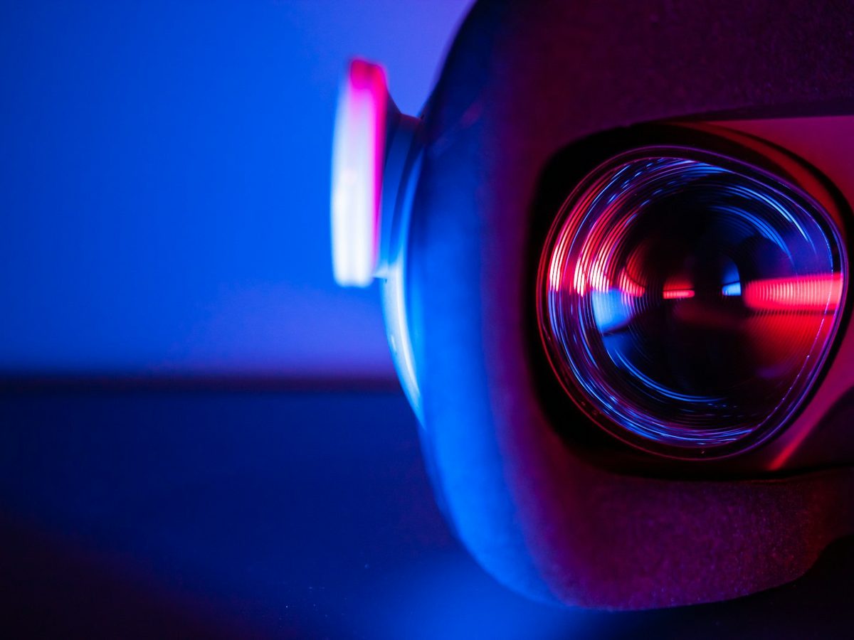 Лінза VR-шолома в неоновому світлі