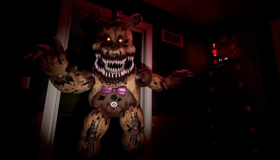 Кадр із Five Nights at Freddy's: аніматронік Фредді з розкритою пащею стоїть у дверях темної кімнати